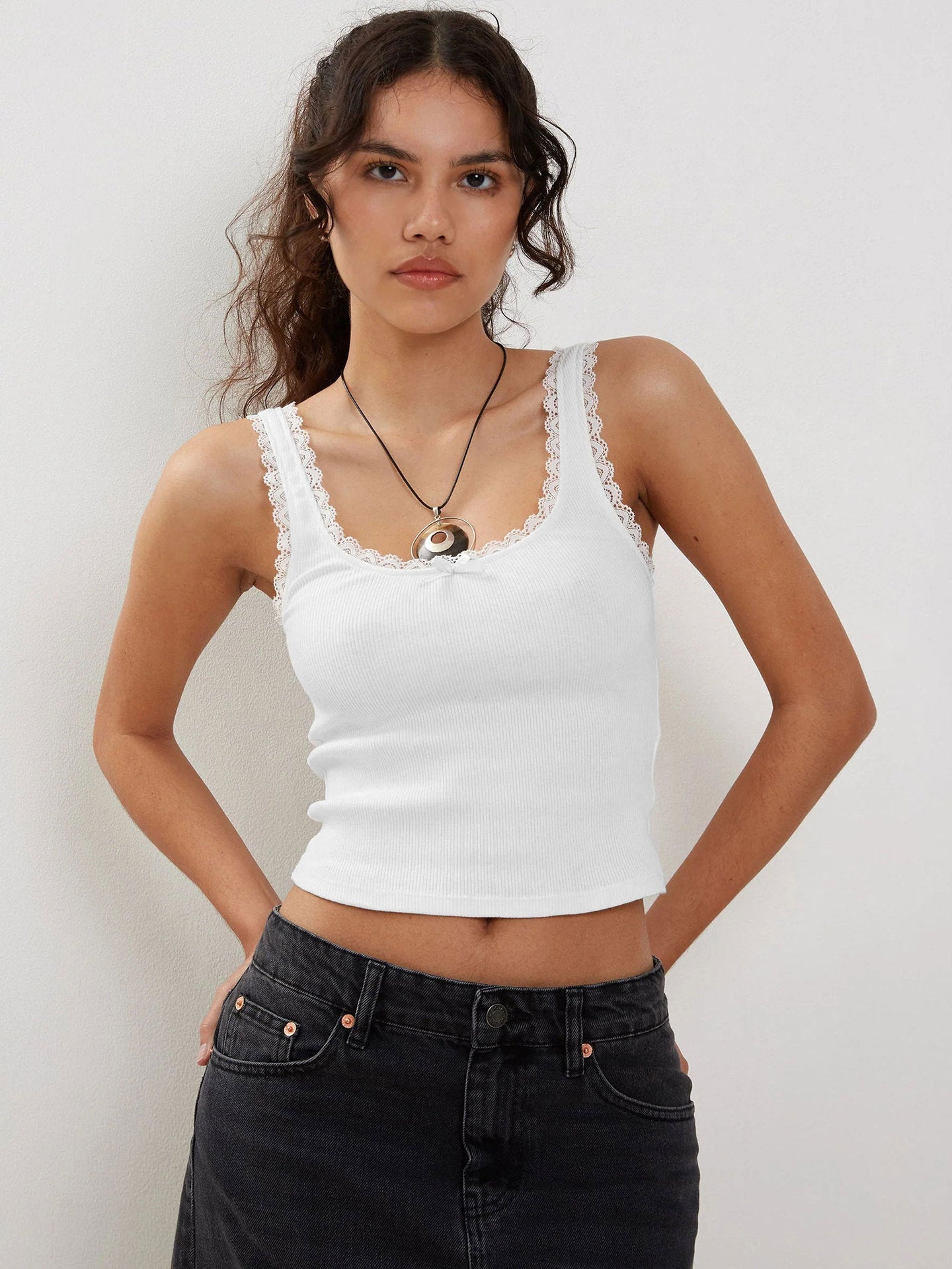 Lea | Elegantes Ripp-Tanktop für Damen mit Spitze